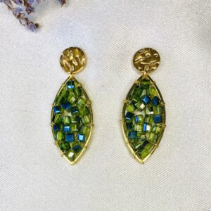 Groene oorbellen met een hanger vol geregen met mosgroene kubuskraaltjes