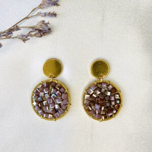 Oorbellen met een ronde hanger vol geregen met mooie vintage oudroze kubuskraaltjes