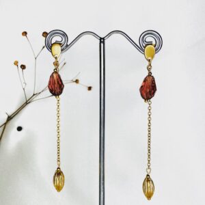 Lange RVS gouden oorbellen met violet geslepen glasdruppels