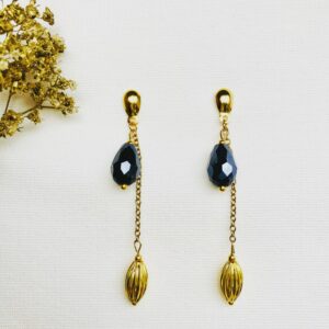 128-Mon-Couleur-sieraden-by-Alinde-oorbellen-gouden-oorstekers-met-ketting_facet-druppel-donkerblauw-geribbeld-goud