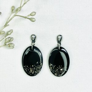 95-Mon-Couleur-sieraden-by-Alinde-ovale-oorbellen-zwart-zilveren-glitters_zilveren-oorstekers