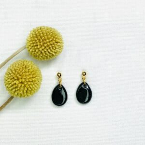 Kleine zwarte druppeloorbellen aan 24 KRT vergulde RVS oorstekertjes