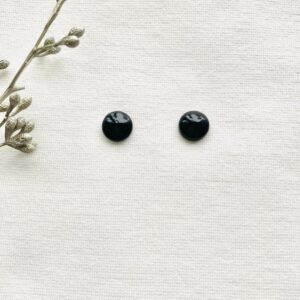 Oorknopjes van zwart resin met RVS gouden stekertjes
