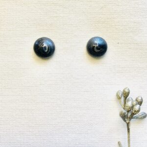 137-Mon-Couleur-sieraden-by-Alinde-resinoorbellen-antraciet-grijs-knopje_goud