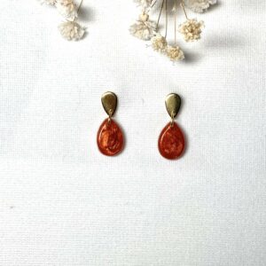 142-Mon-Couleur-sieraden-by-Alinde-resin-oorbellen-druppel-mini-roestbruin_gouden-oorstekers