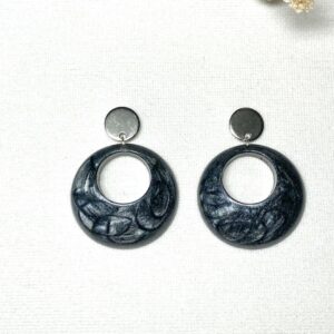 144-Mon-Couleur-sieraden-by-Alinde-resin-oorbellen-rond-open-midi-antraciet-grijs_zilveren-oorstekers-