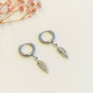 Zilveren creooltjes van RVS met een veer hanger