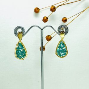 166-Mon-Couleur-sieraden-by-Alinde-druppel-klein-oorbellen-met-kubus-petrol_gouden-oorstekers