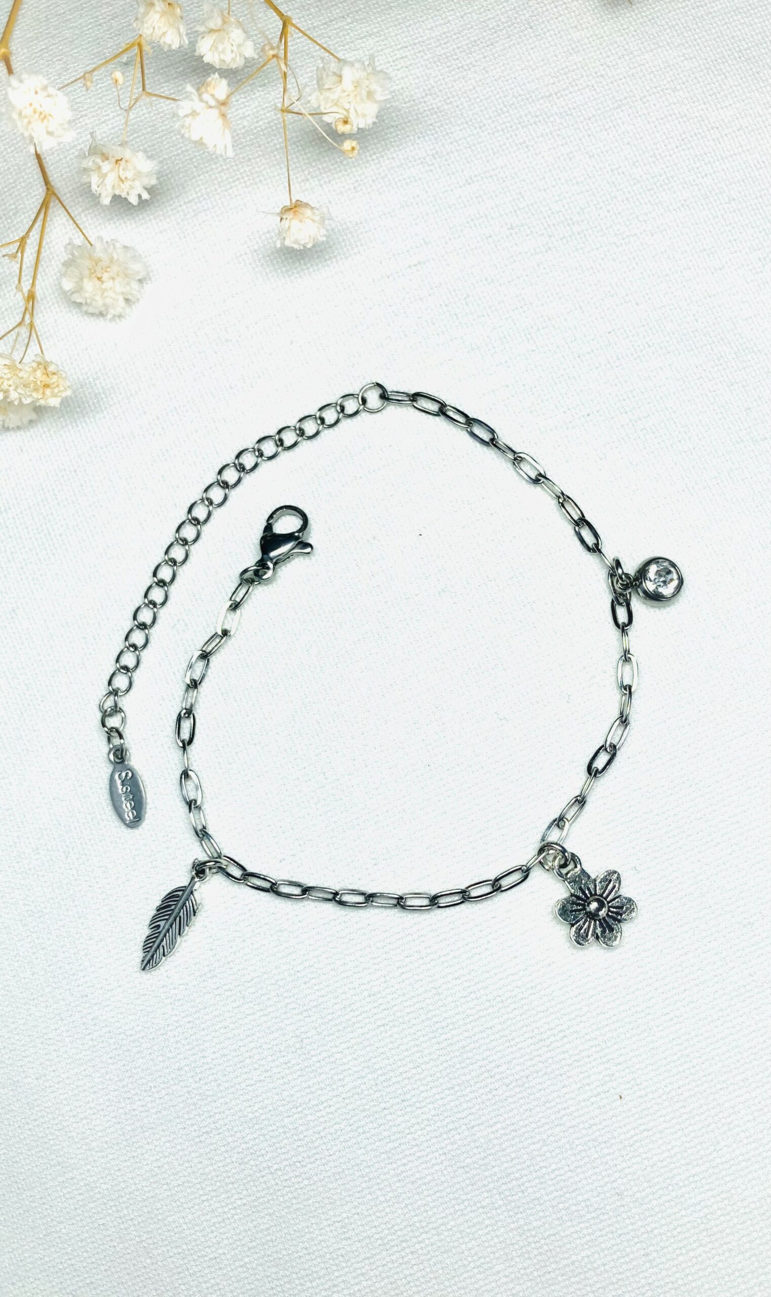 Zilveren RVS armband met een veer, bloem en kristalsteentje