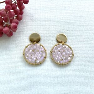 145.a-Mon-Couleur-sieraden-by-Alinde-ronde-oorbellen-met-kubus-lichtroze_gouden-oorstekers