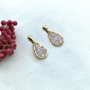 145.b-Mon-Couleur-sieraden-by-Alinde-druppel-klein-oorbellen-met-kubus-lichtroze_gouden-oorstekers