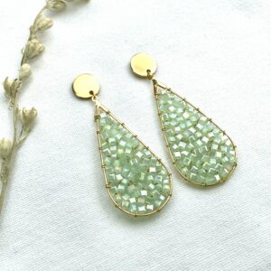 167-Mon-Couleur-sieraden-by-Alinde-druppel-oorbellen-met-kubus-mintgroen_gouden-oorstekers
