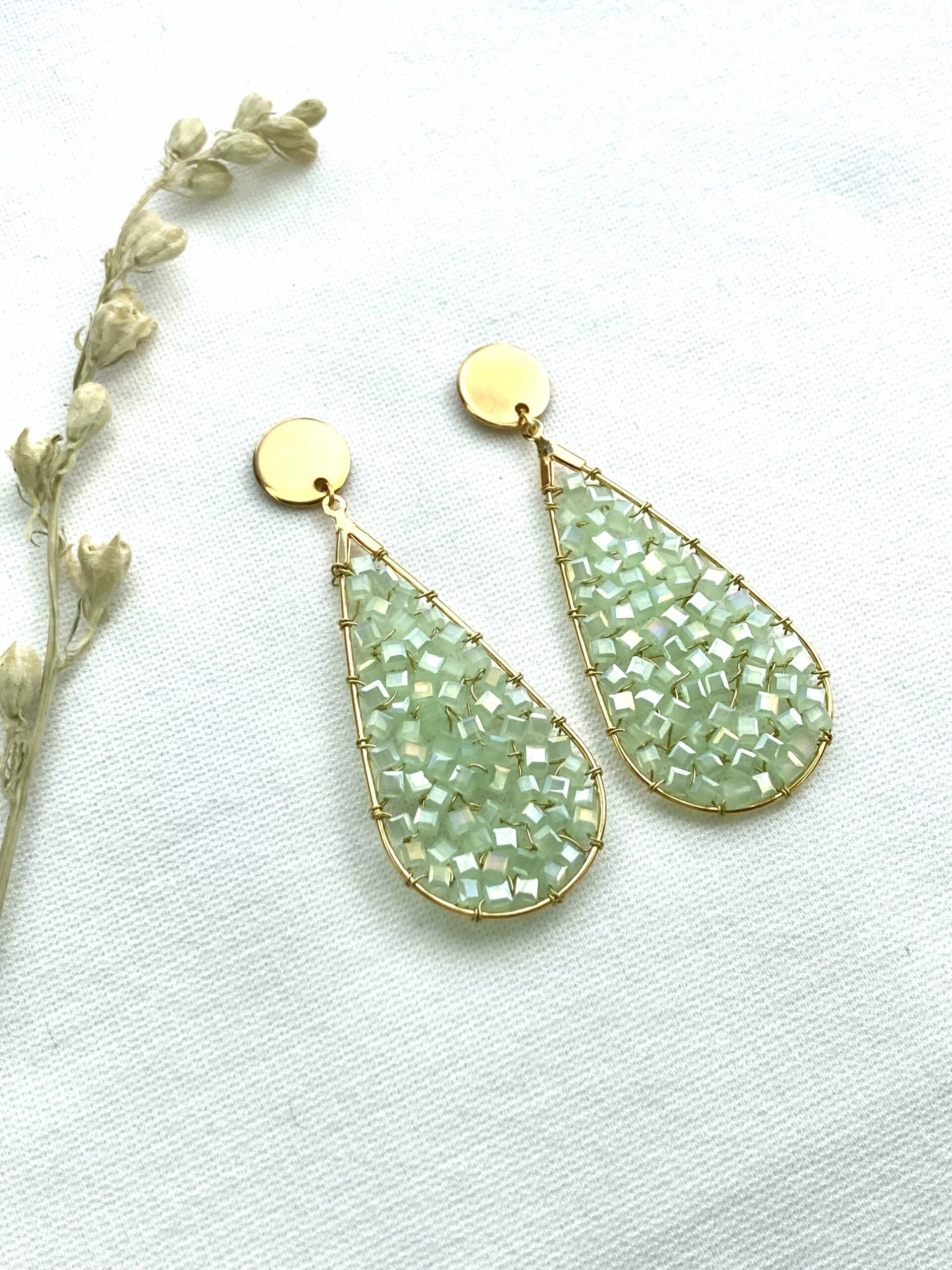 167-Mon-Couleur-sieraden-by-Alinde-druppel-oorbellen-met-kubus-mintgroen_gouden-oorstekers