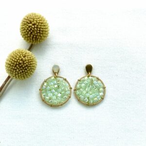 168-Mon-Couleur-sieraden-by-Alinde-rond-oorbellen-met-kubus-mintgroen_gouden-oorstekers-168