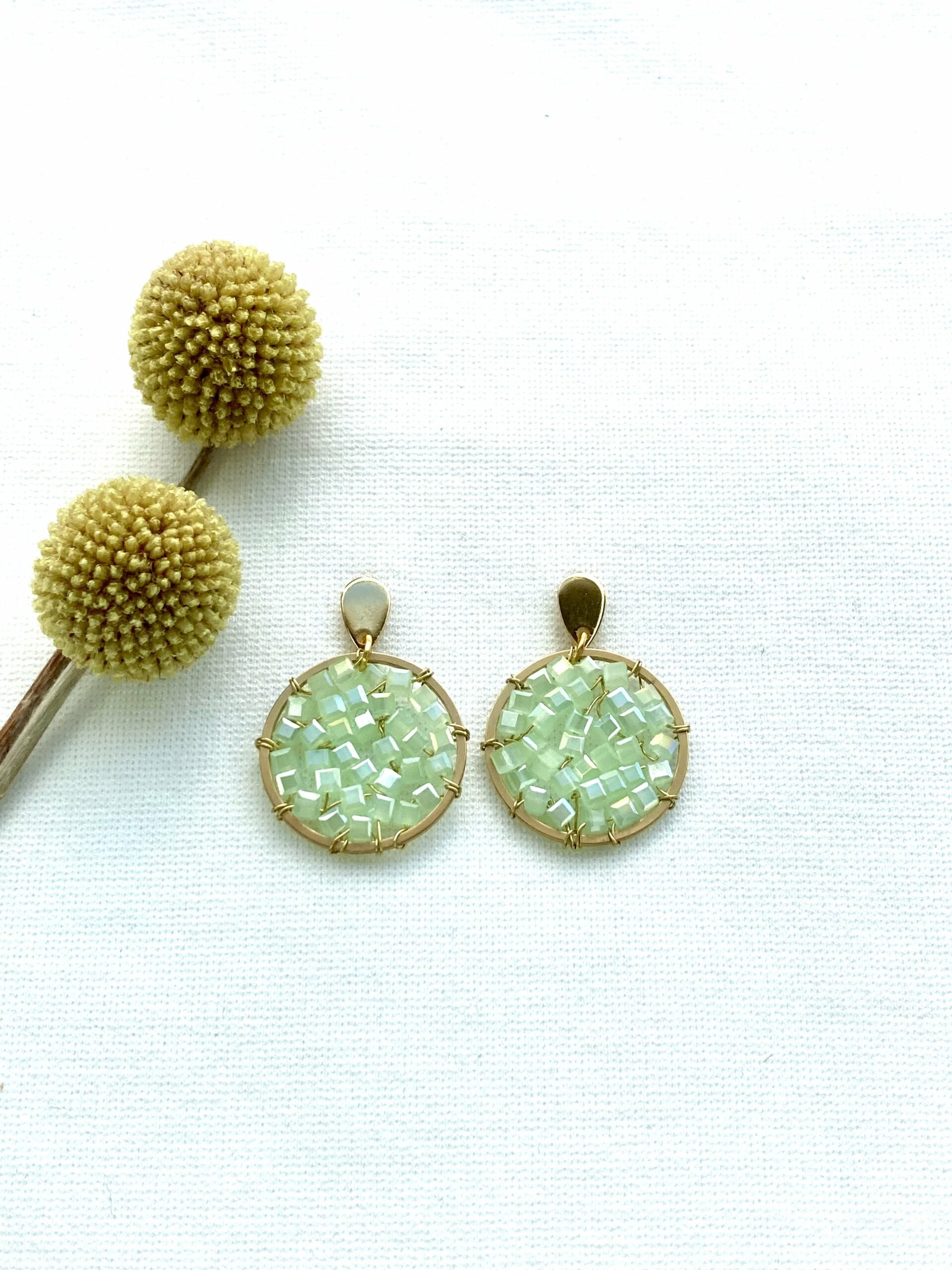 168-Mon-Couleur-sieraden-by-Alinde-rond-oorbellen-met-kubus-mintgroen_gouden-oorstekers-168