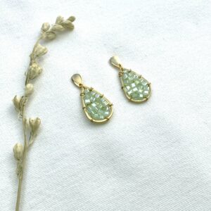 169-Mon-Couleur-sieraden-by-Alinde-druppel-oorbellen-met-kubus-mintgroen_gouden-oorstekers