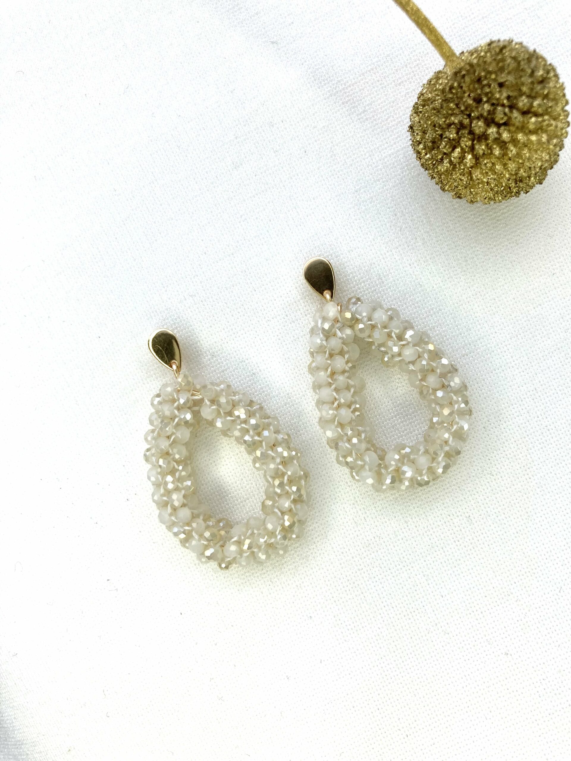 170-Mon-Couleur-sieraden-by-Alinde-offwhite-ivoorwit-room-wit-facet-druppel-oorbellen-geregen_RVS-gouden-oorstekers