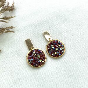 171-Mon-Couleur-sieraden-by-Alinde-rond-oorbellen-met-kubus-rood_gouden-oorstekers