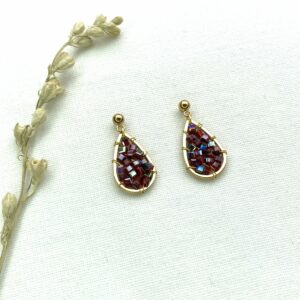 172-Mon-Couleur-sieraden-by-Alinde-druppel-oorbellen-met-kubus-rood_gouden-oorstekers