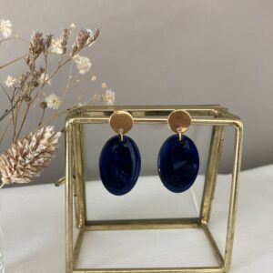 90-Mon-Couleur-sieraden-by-Alinde-resin-oorbellen-midi-ovaal-donkerblauw_gouden-oorstekers