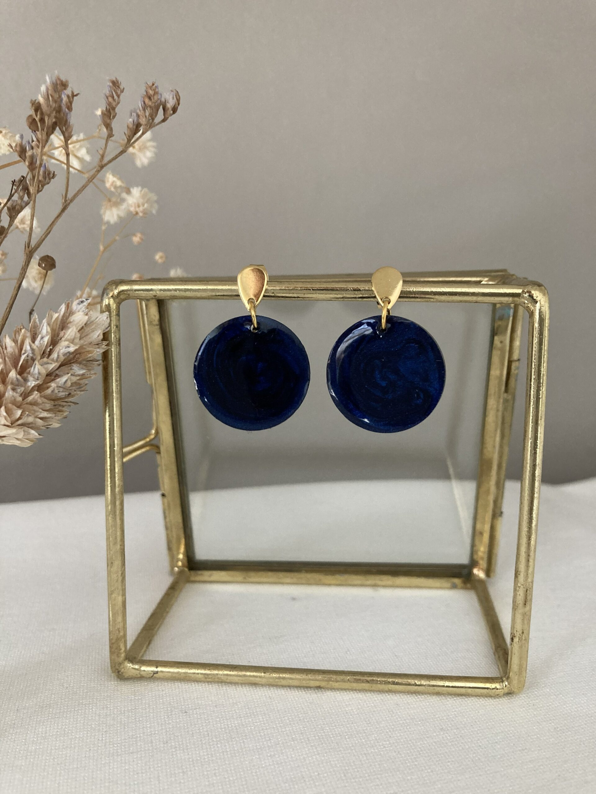 191-Mon-Couleur-sieraden-by-Alinde-resin-oorbellen-rond-donkerblauw_gouden-oorstekers