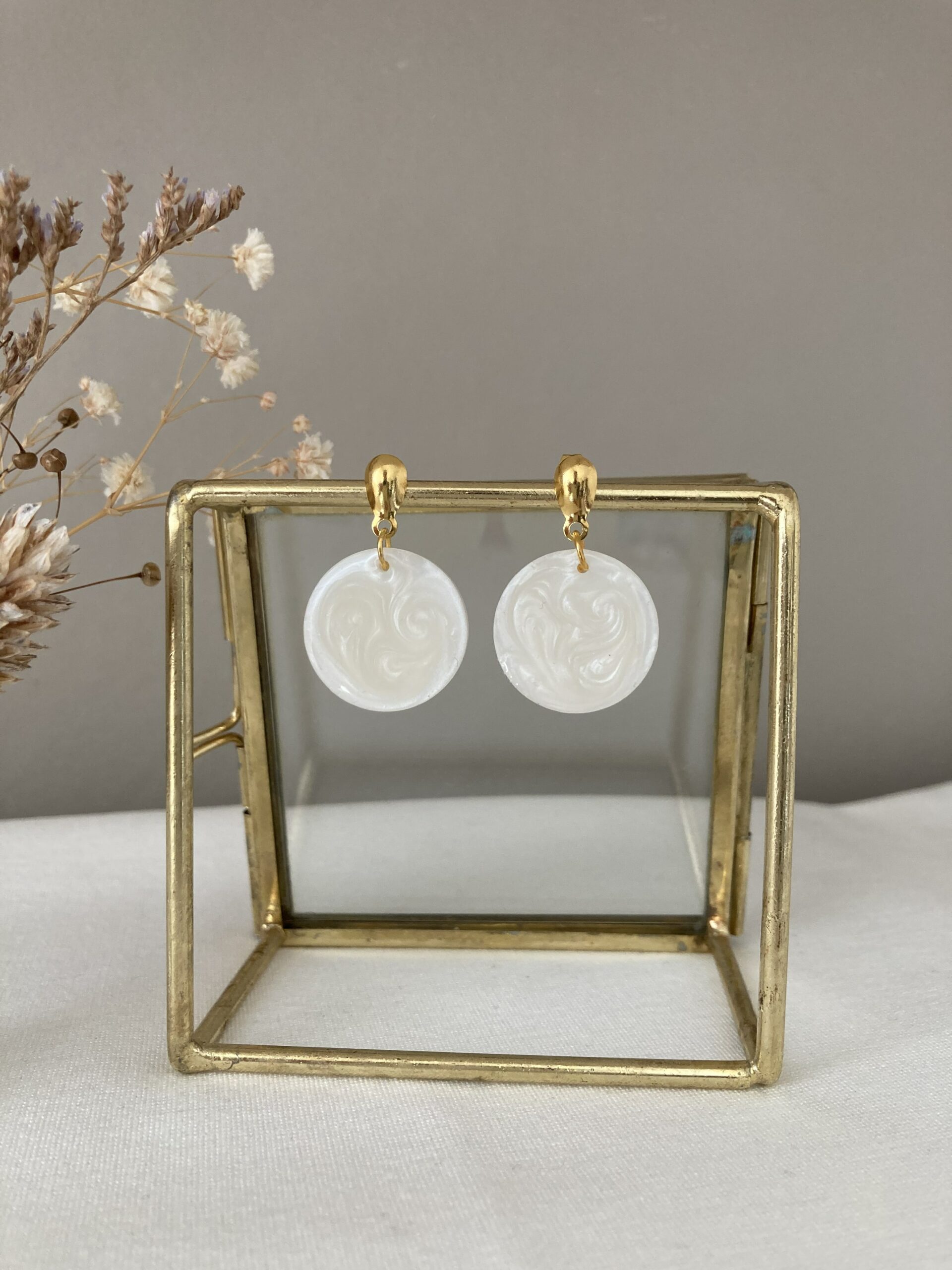 582-Mon-Couleur-sieraden-by-Alinde-resin-oorbellen-rond-wit-naturel_goud-kristal-RVS-oorstekers