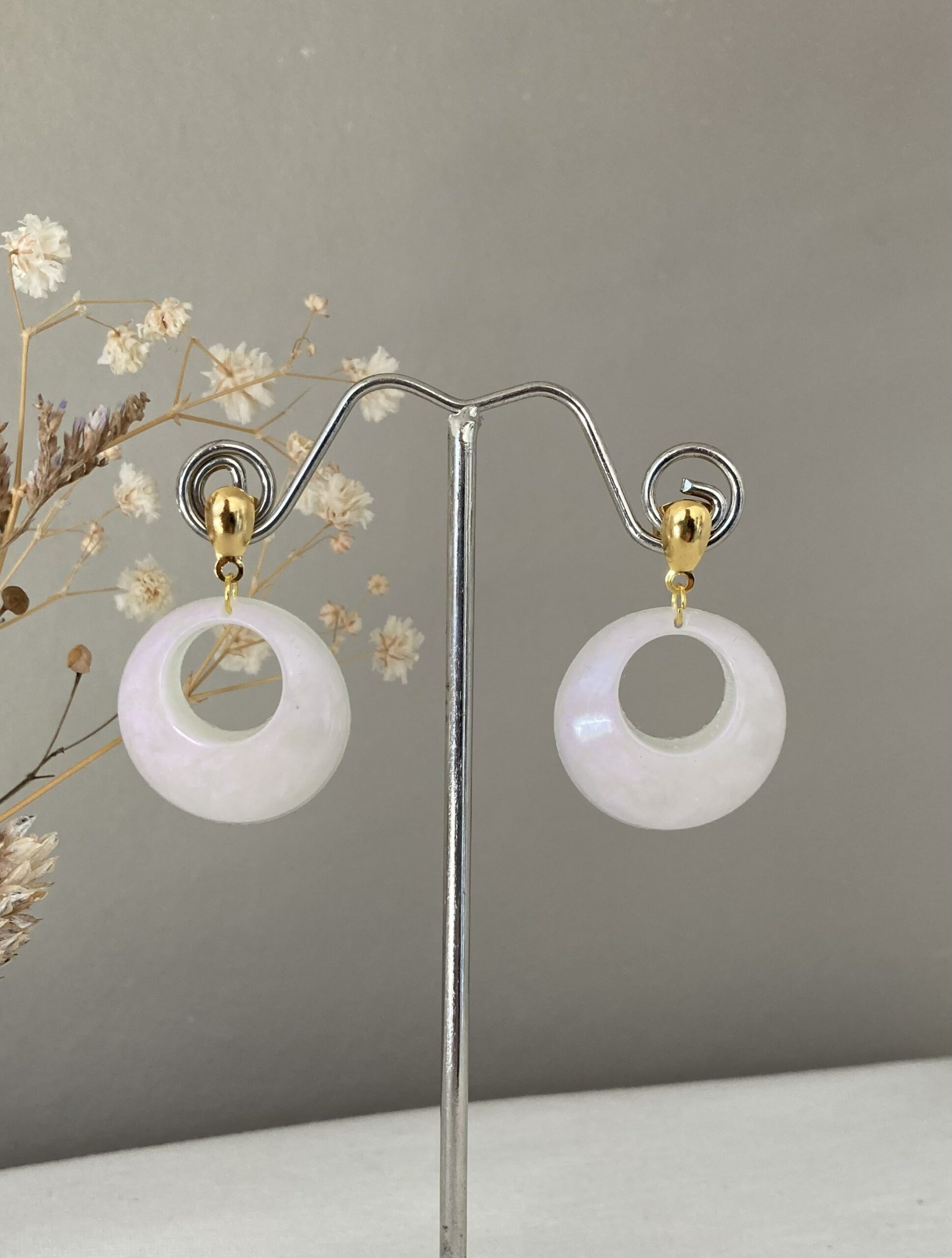 197-Mon-Couleur-sieraden-by-Alinde-resin-oorbellen-rond-open-midi-wit-parelmoer_gouden-oorstekers