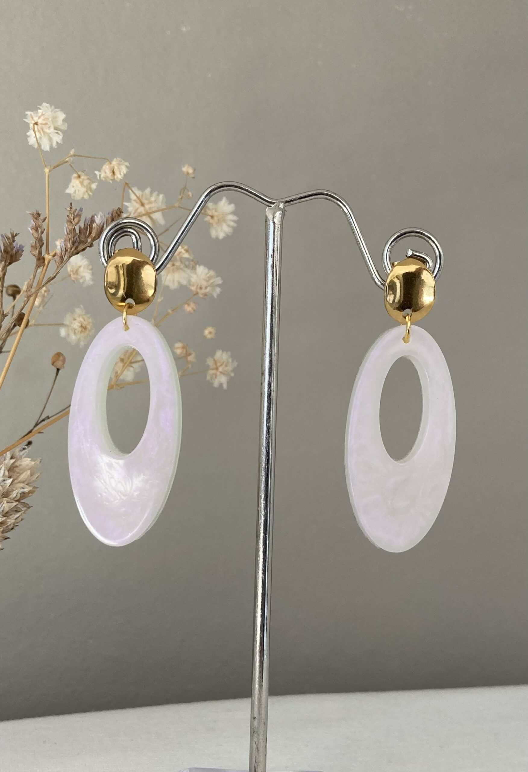 198-Mon-Couleur-sieraden-by-Alinde-resin-oorbellen-ovaal-open-lang-wit-parelmoer_gouden-oorstekers