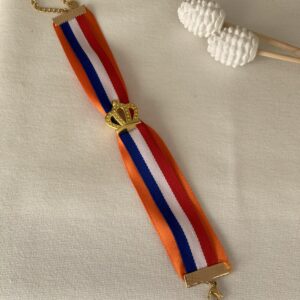 Armbandje van satijnlint met een kroontje voor Koningsdag