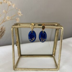 202-Mon-Couleur-sieraden-by-Alinde-resin-oorbellen-mini-ovaal-donkerblauw-goudvlokjes_gouden-oorstekers