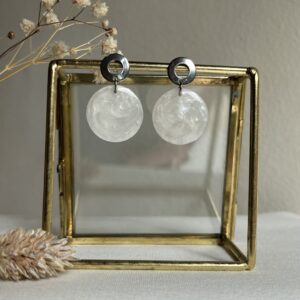 218-Mon-Couleur-sieraden-by-Alinde-resin-oorbellen-rond-parelmoer-wit_zilver-RVS-oorstekers