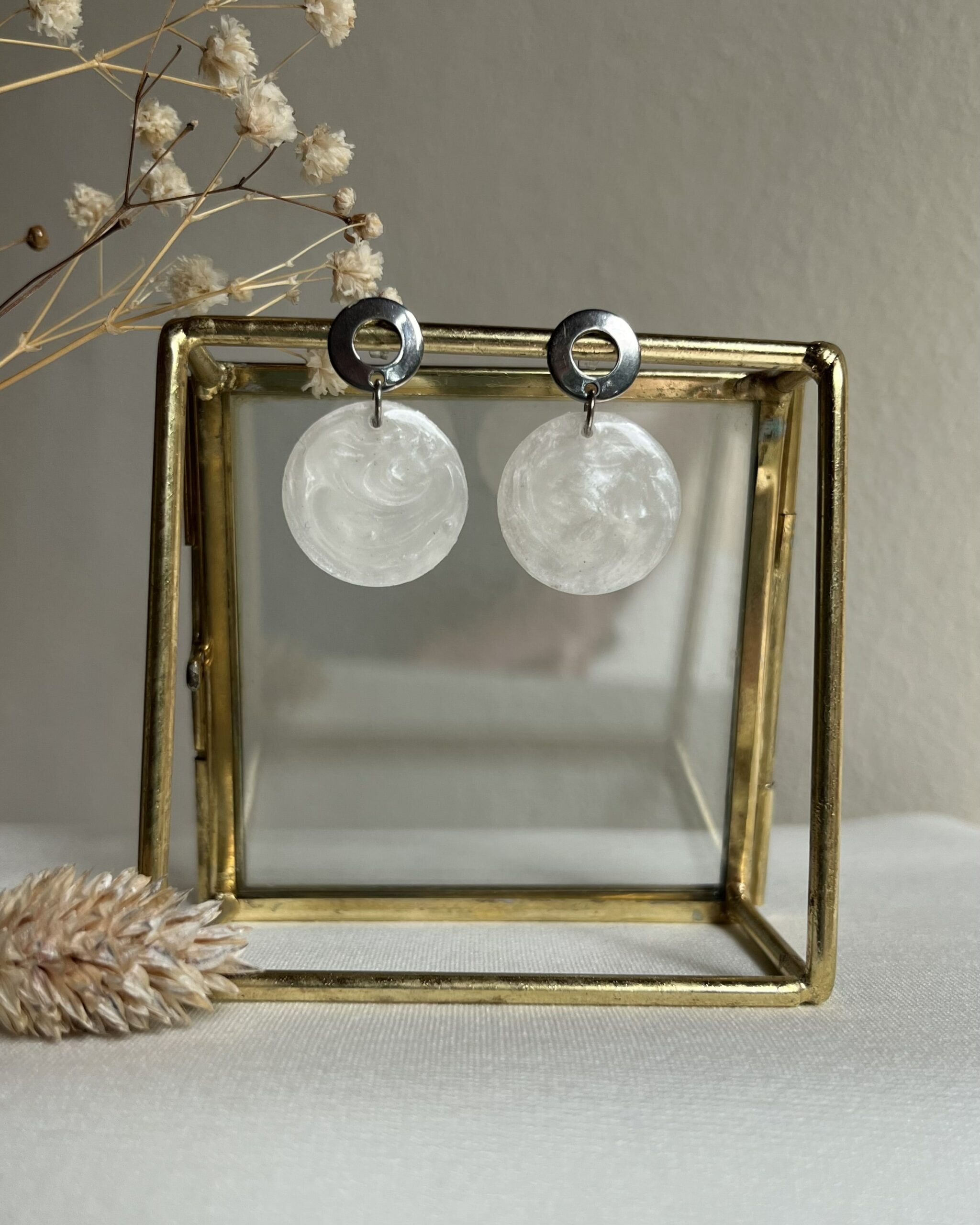 218-Mon-Couleur-sieraden-by-Alinde-resin-oorbellen-rond-parelmoer-wit_zilver-RVS-oorstekers