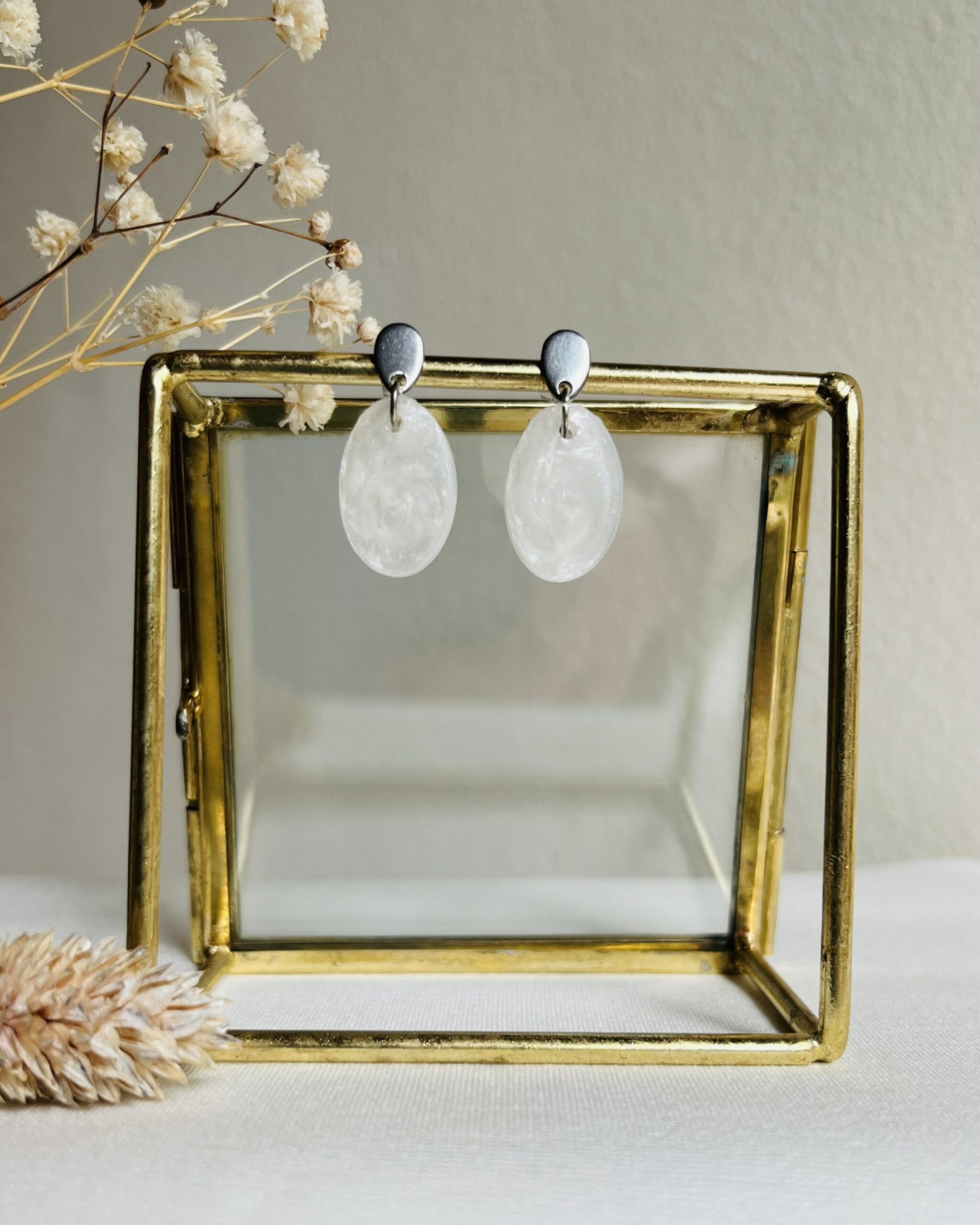 219-Mon-Couleur-sieraden-by-Alinde-resin-oorbellen-mini-ovaal-parelmoer-wit_zilver-RVS-oorstekers