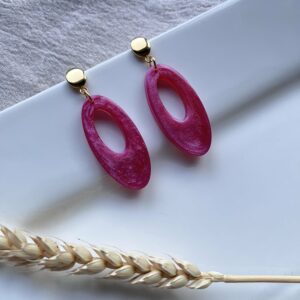 239-Mon-Couleur-sieraden-by-Alinde-resin-oorbellen-lang-ovaal-open-fuchsia_goud-RVS-oorstekers