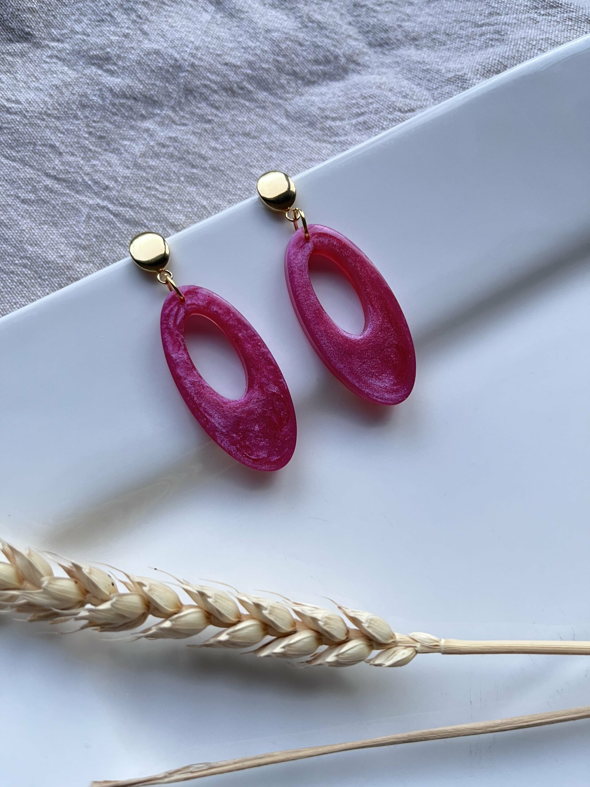 239-Mon-Couleur-sieraden-by-Alinde-resin-oorbellen-lang-ovaal-open-fuchsia_goud-RVS-oorstekers