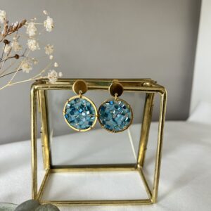 Oorbellen met een ronde hanger vol geregen met jeansblauwe kubuskraaltjes