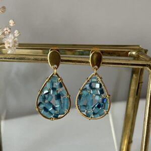 Oorbellen in druppel vorm vol geregen met jeansblauwe kubuskraaltjes