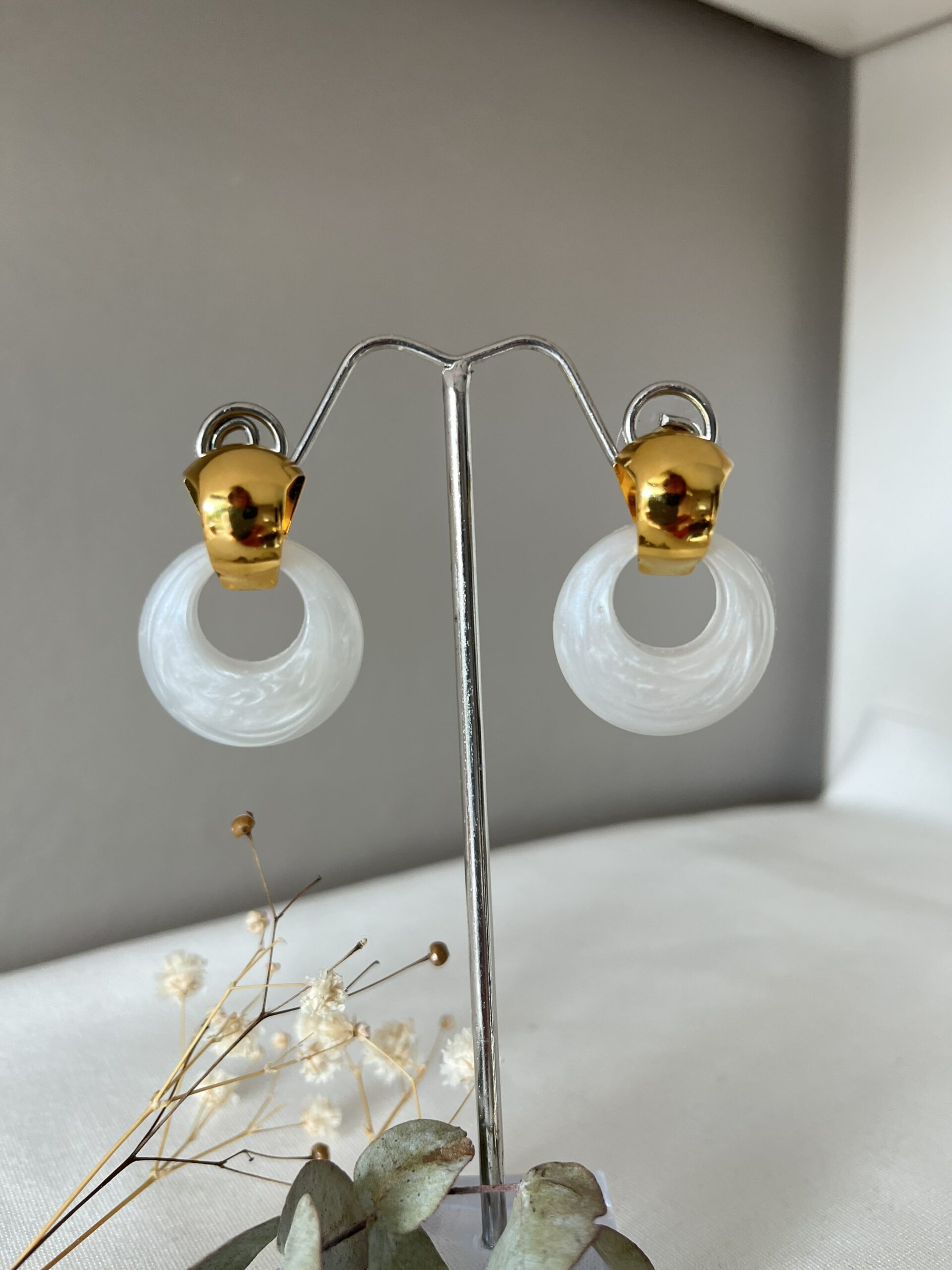 Parelmoer witte oorbellen in een vloeiende ronde vorm - Afbeelding 6