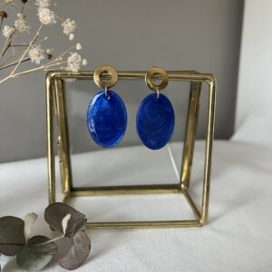 246-Mon-Couleur-sieraden-by-Alinde-resin-oorbellen-midi-ovaal-kobaltblauw_goud-RVS-oorstekers