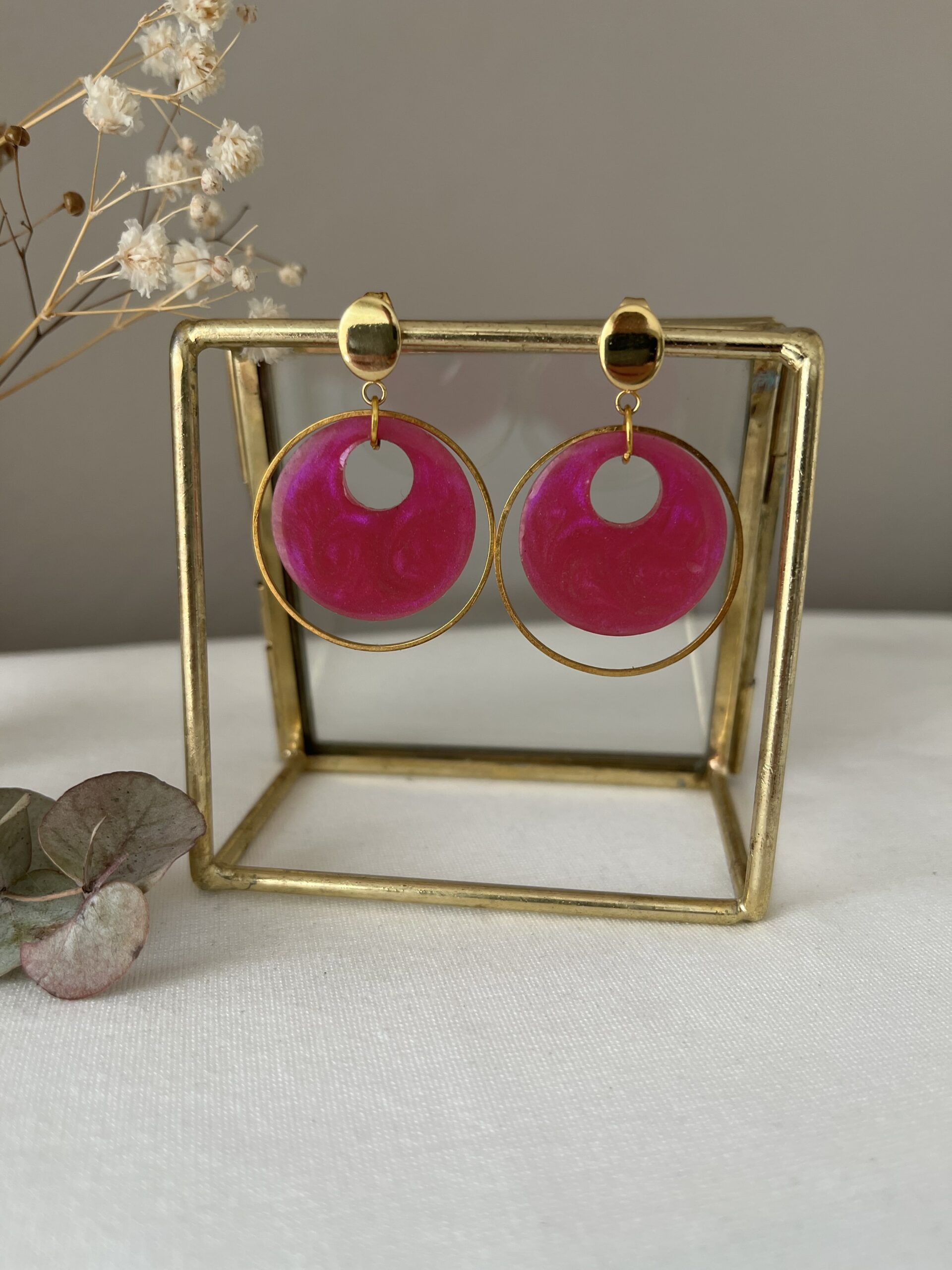 247-Mon-Couleur-sieraden-by-Alinde-resinoorbellen-fuchsia-gouden-ring_gouden-RVS-oorstekers