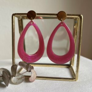 249-Mon-Couleur-sieraden-by-Alinde-resinoorbellen-druppel-open-groot-fuchsia-_gouden-RVS-oorstekers