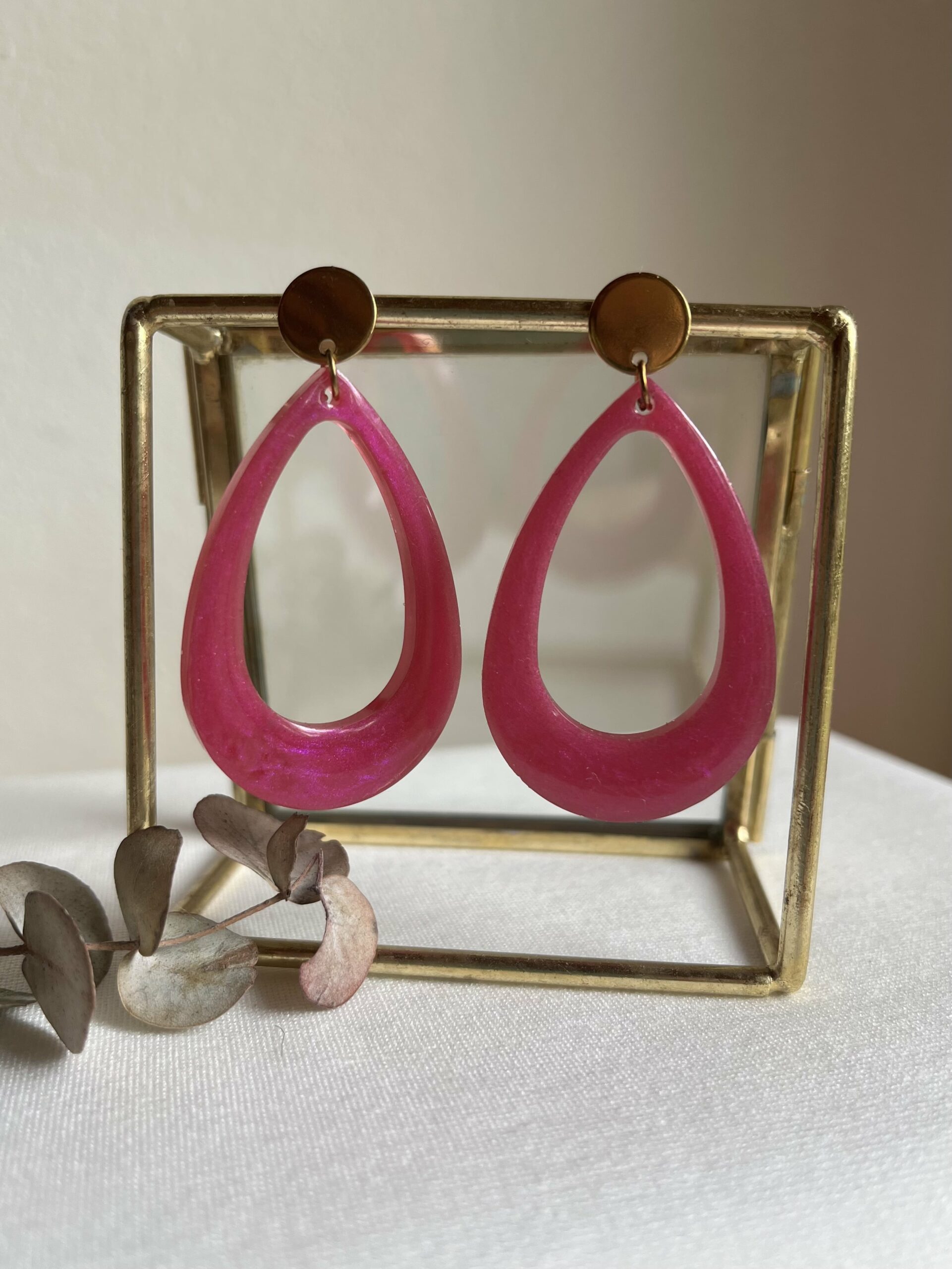 249-Mon-Couleur-sieraden-by-Alinde-resinoorbellen-druppel-open-groot-fuchsia-_gouden-RVS-oorstekers