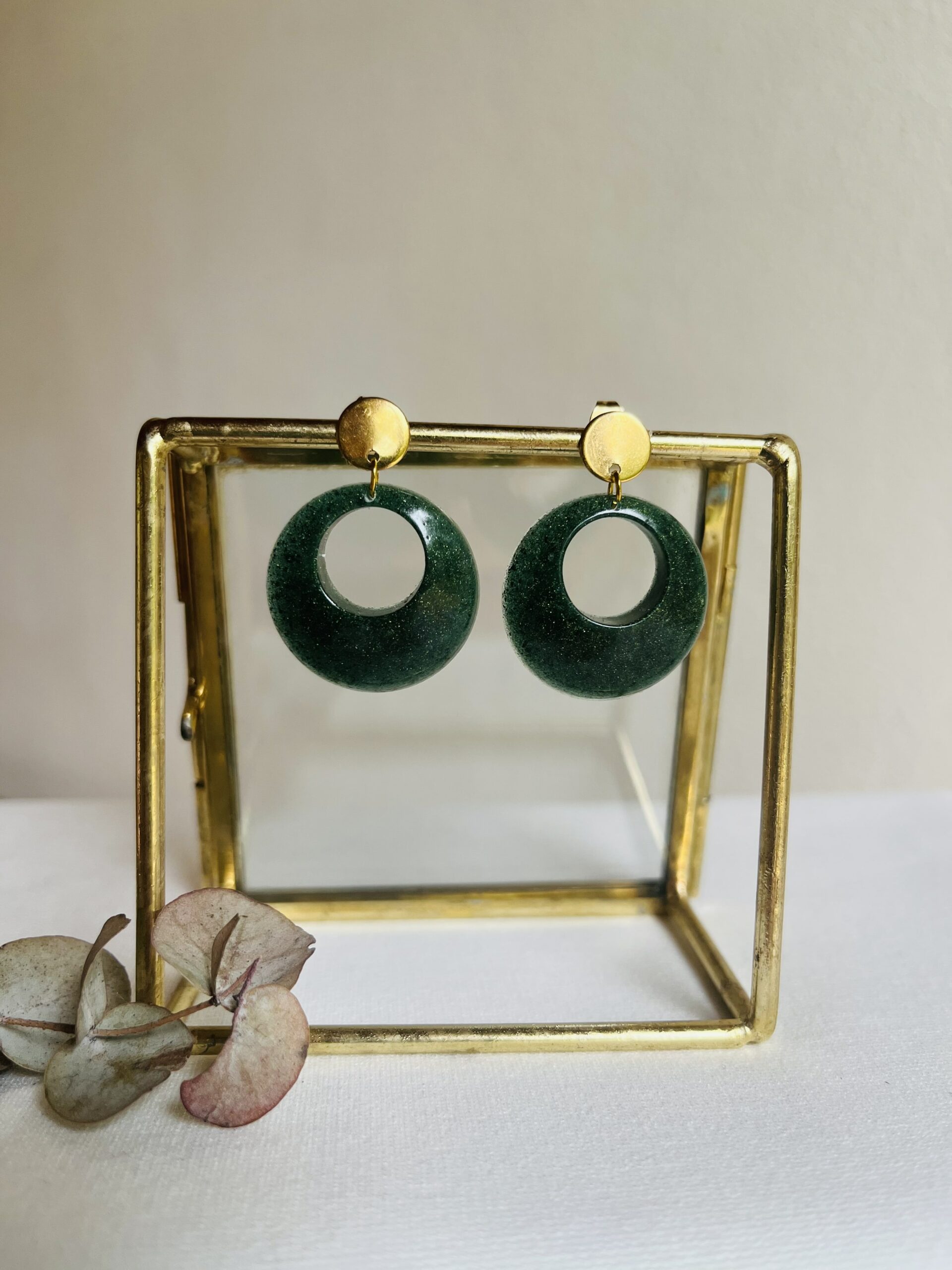 Mooie roestbruine resin oorbellen in een vloeiende ronde vorm - Afbeelding 3