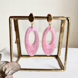 255-Mon-Couleur-sieraden-by-Alinde-resin-oorbellen-lang-ovaal-open-lichtroze_goud-RVS-oorstekers