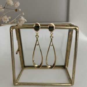 Lange slanke oorbellen van metaal aan een gouden RVS oorsteker