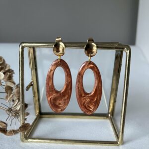 278-Mon-Couleur-sieraden-by-Alinde-resin-oorbellen-lang-ovaal-open-roestbruin-brons_goud-RVS-oorstekers