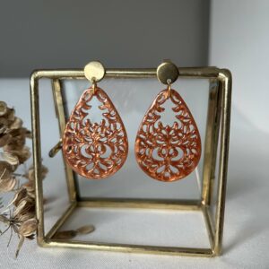 Roestbruine oorbellen met filigraan hangers aan RVS gouden oorstekers