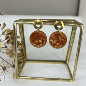 281-Mon-Couleur-sieraden-by-Alinde-resin-oorbellen-rond-roestbruin-brons-goudvlok_RVS-gouden-oorstekers