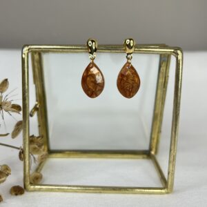 Oorbellen van resin met facetvlakken in een mooie roestbruine bronzen kleur