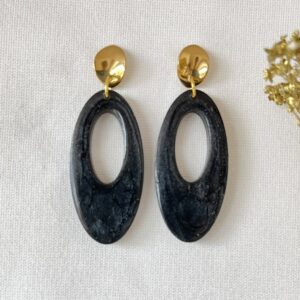 294-Mon-Couleur-sieraden-by-Alinde-resin-oorbellen-lang-ovaal-open-zwart_goud-RVS-oorstekers